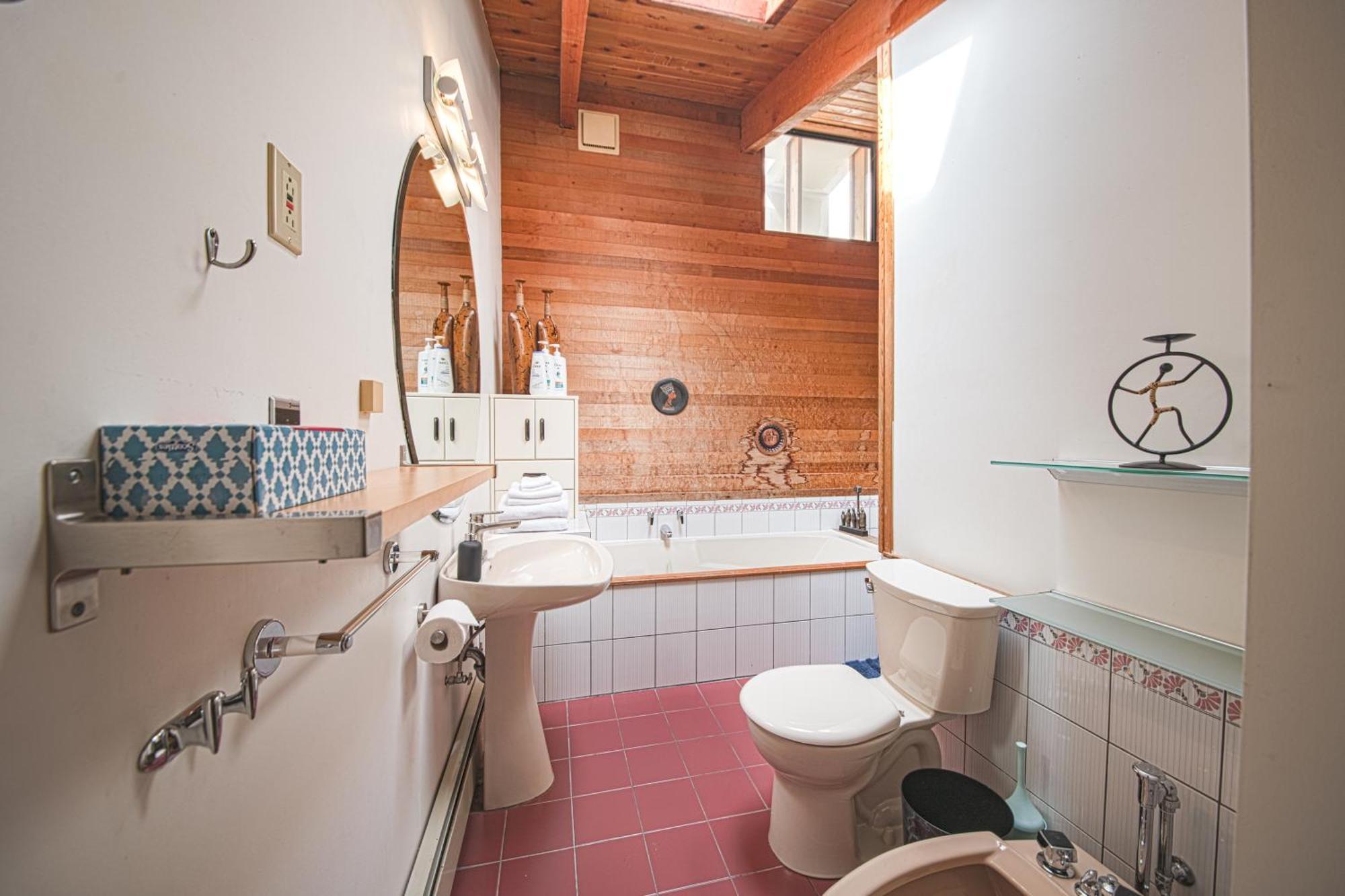 Cypress: Private Bedroom/Bathroom/Office, With Shared Pool, Hot Tub North Vancouver Exterior photo