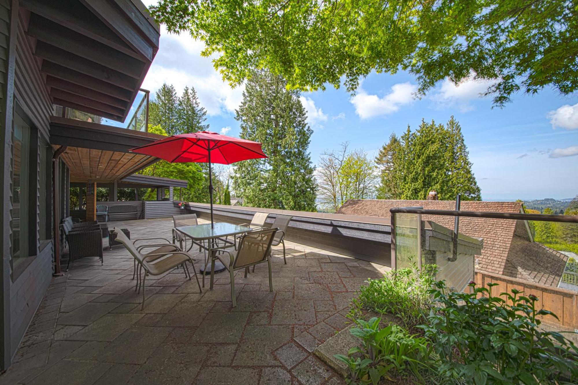 Cypress: Private Bedroom/Bathroom/Office, With Shared Pool, Hot Tub North Vancouver Exterior photo